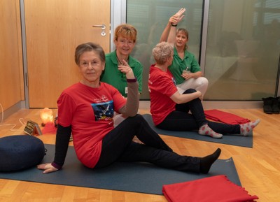Die auf therapeutisches Yoga spezialisierten Physiotherapeutinnen Daniela Reuter (links) und Ina Lautenbach zeigen Patientinnen der Dresdner Uni-Frauenklinik speziell auf ihre Krebserkrankung abgestimmte Übungen. Foto:  Uniklinikum Dresden / Marc Eisele